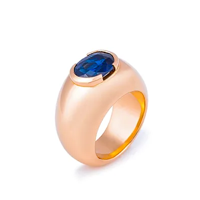 Exquisite Schmuckfotografie: Goldring mit blauem Stein. Perfekte Inszenierung für Ihre Kollektion und Onlineshop-Präsenz. Eleganter Goldring mit großem, ovalem blauem Edelstein auf weißem Hintergrund als Freisteller. Detailreiche Schmuckfotografie für E-Commerce.